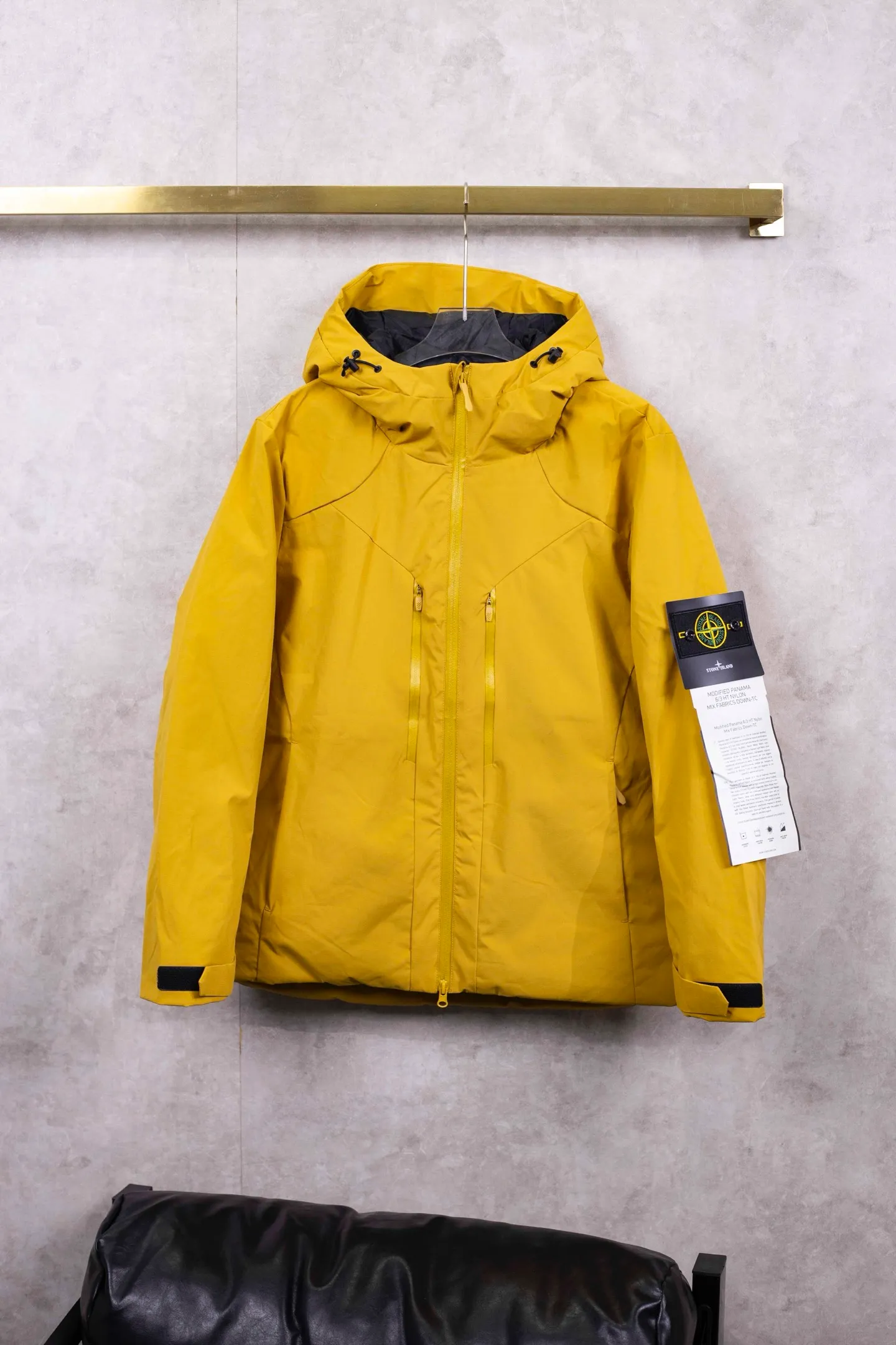 P390 Stone lsland/Stone Island new winter windproof, waterproof and warm hooded cotton jacket Size: M-3XL Color: mustard yellow carbon black beige brown olive green Enjoy the big-brand outdoor warmth experience at an affordable price! Each of the four colors has its own characteristics, and they continue the same outdoor functional design of Kolon: hooded and windproof, multiple pockets are practical, and the fabric has excellent warmth and wind resistance. With high cost performance, it brings a wearing experience that is not inferior to that of big brands. This winter, it is the right choice.